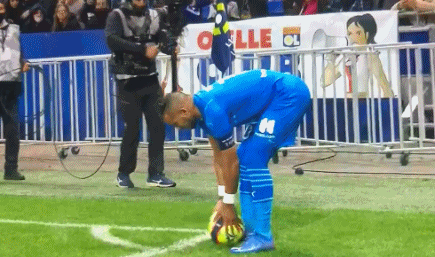 德天空：抗议警方进行裸体搜查，约500名科隆球迷提前离场（德天空：抗议警方脱衣搜查，约500名科隆球迷提前退场）