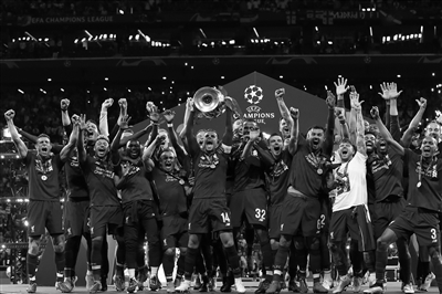 阿奇姆彭本赛季已打入15球，追平河南队单赛季进球纪录（阿奇姆彭本季斩获15球，追平河南队单季进球纪录）