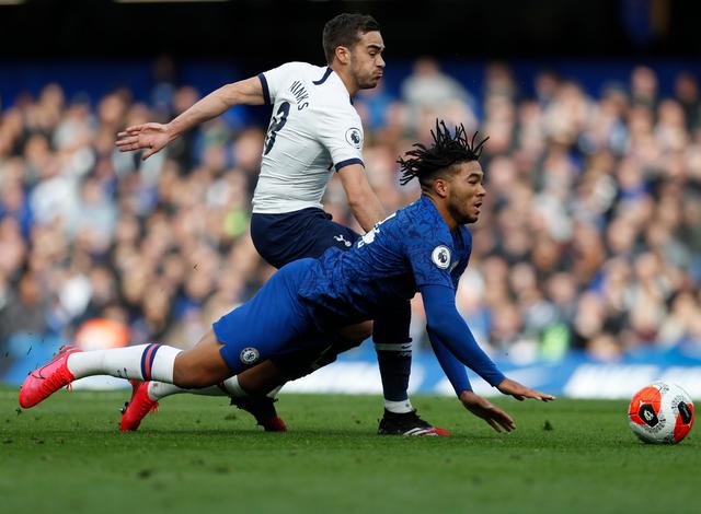 欧冠赛场精彩瞬间：皇马2-1取胜,（欧冠精彩回顾：皇马2比1力克对手）