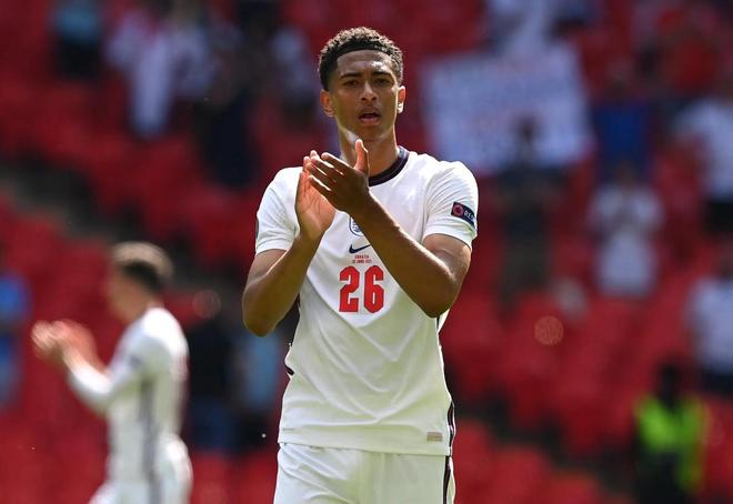 欧冠球员表现评析：C罗连续进球,（欧冠球员表现解读：C罗连场破门）