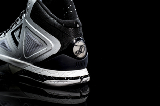 上海海港夺冠背后是穆斯卡特的战略放弃与坚守，成功卫冕中超冠军。（从战略取舍到坚守底线，穆斯卡特助上海海港完成中超卫冕）