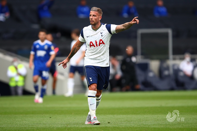 红魔内战？苏格兰丹麦生死战，3名曼联背景球员破门闪耀全场（红魔同室操戈？苏格兰对阵丹麦生死局，三位曼联背景球员先后破门抢尽风头）